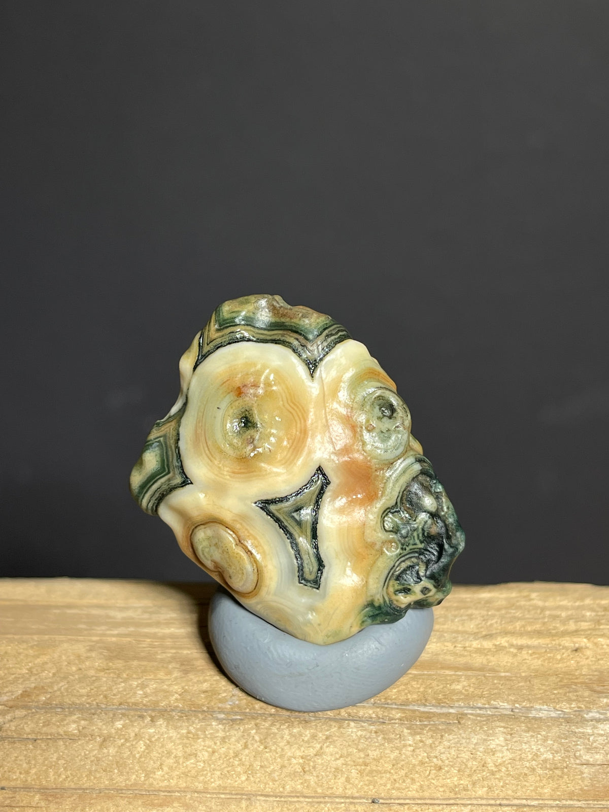 (1136) Natural Alxa Gobi Eye Agate Mimetolith— Face-Like Pattern Collector Specimen