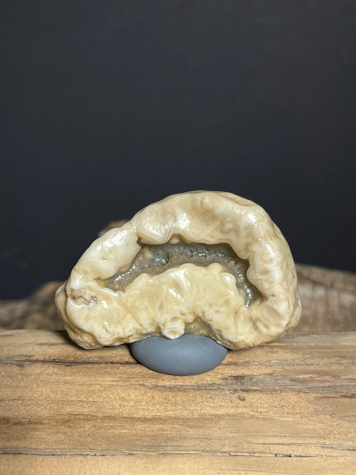 (1040)Natural Alxa Gobi Agate with Crystal Cavity - Inner Mongolia