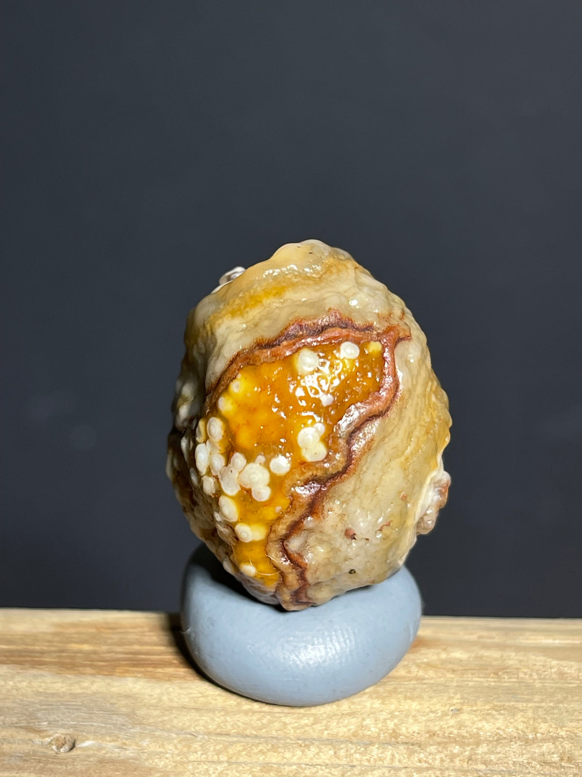 (1137) Natural Alxa Gobi Eye Agate specimen- fish-roe texture& concentric Eye pattern