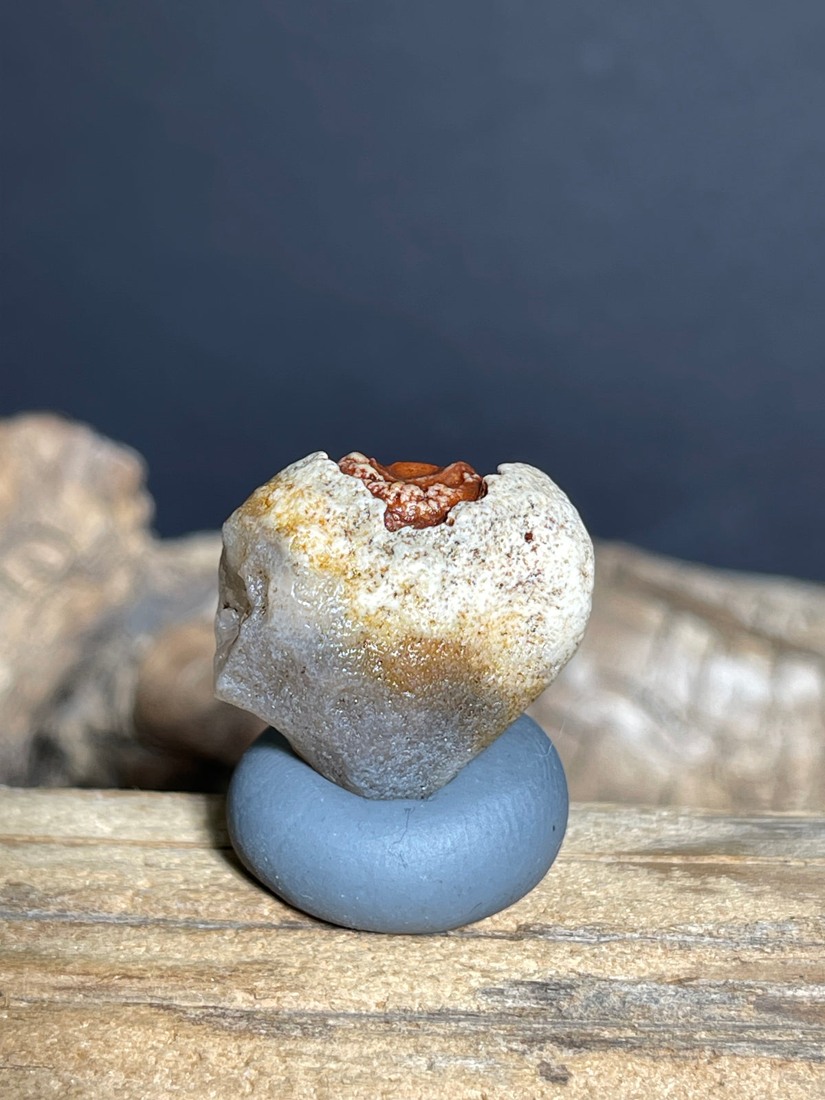 (1087)Natural Alxa Gobi Desert Eye Agate - Single Raised Red Eye