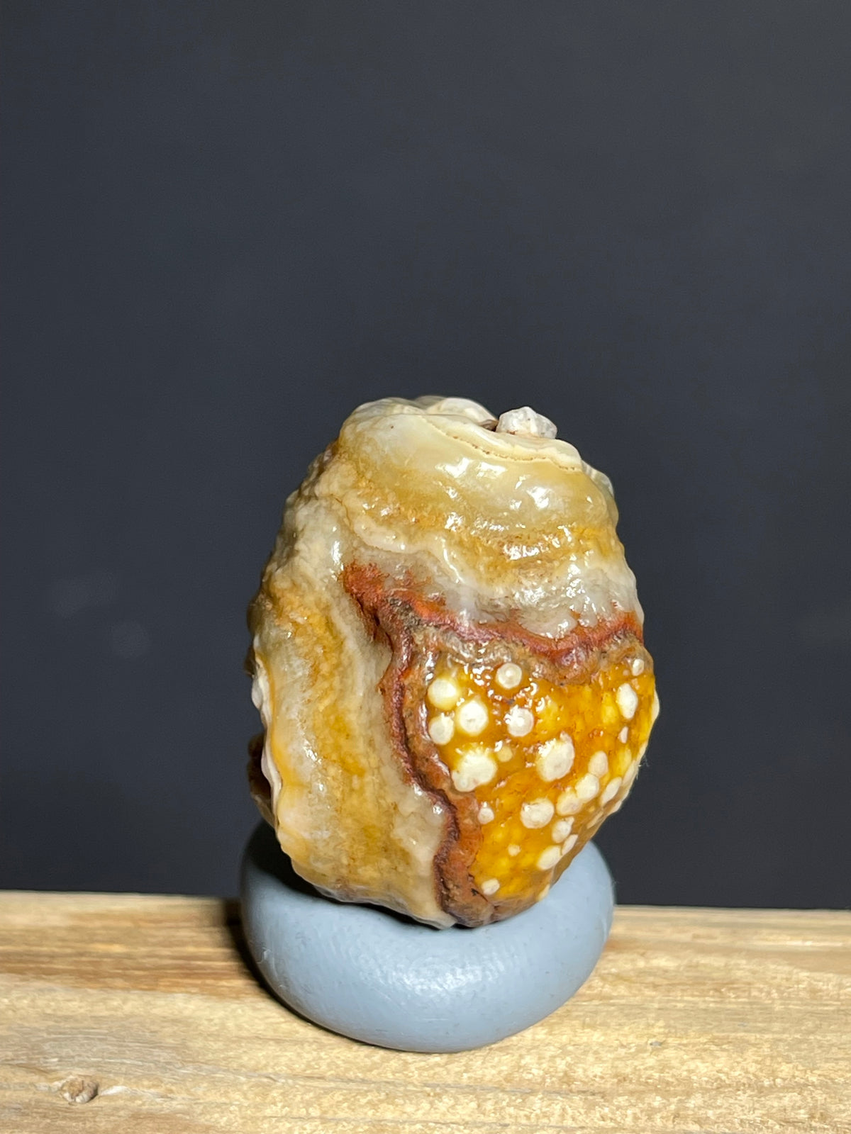(1137) Natural Alxa Gobi Eye Agate specimen- fish-roe texture& concentric Eye pattern
