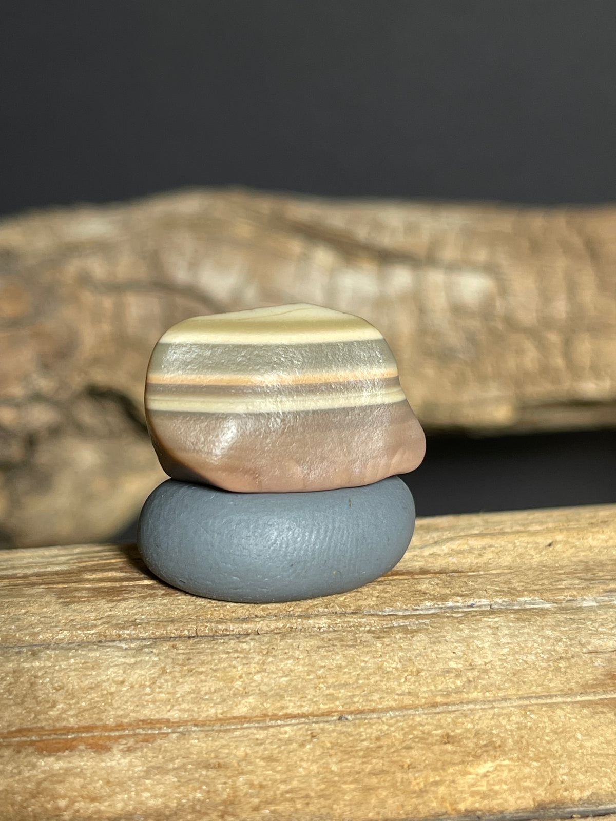 (1075)Natural Alxa Gobi Agate - Layered Banding with Cream and Gray Tones