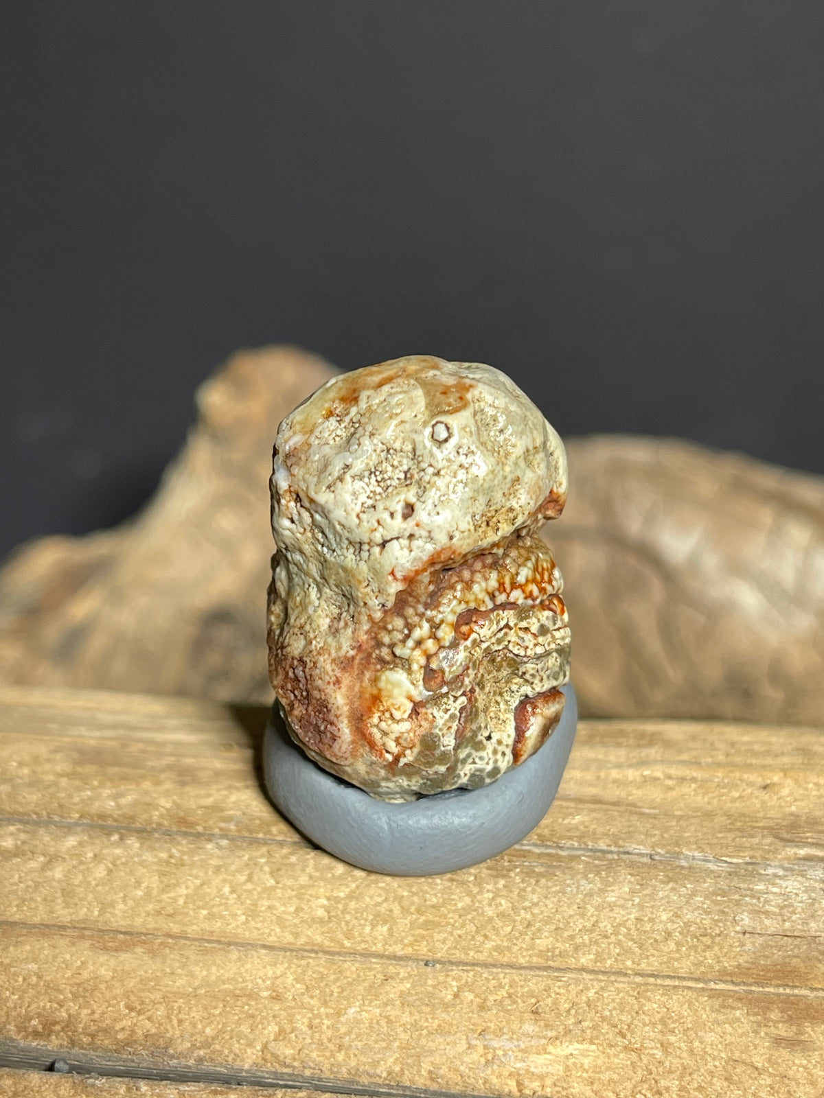 (1129) Natural Alxa Gobi Red Eye Agate -  Concentric Eye & Buddha-like Figure