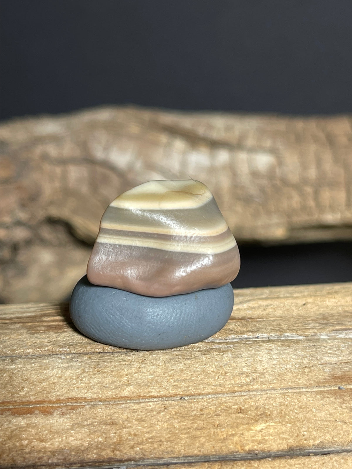 (1075)Natural Alxa Gobi Agate - Layered Banding with Cream and Gray Tones