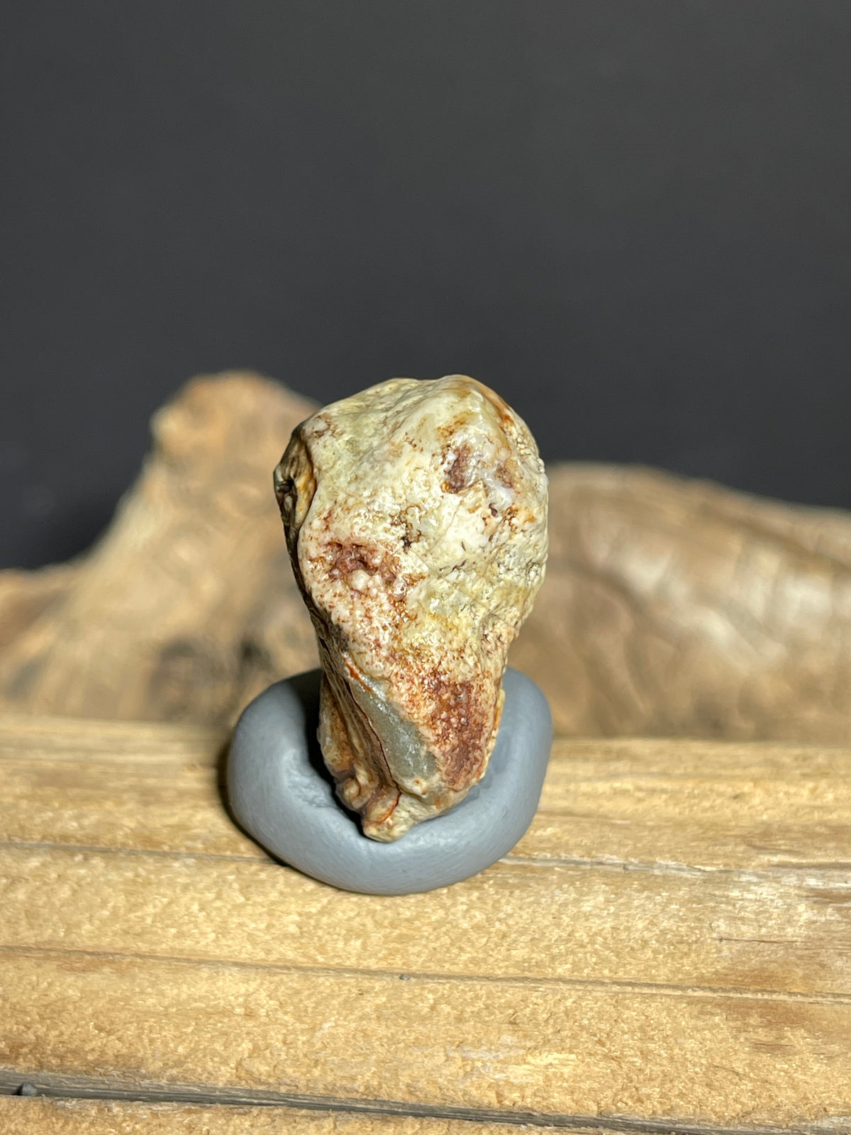 (1129) Natural Alxa Gobi Red Eye Agate -  Concentric Eye & Buddha-like Figure