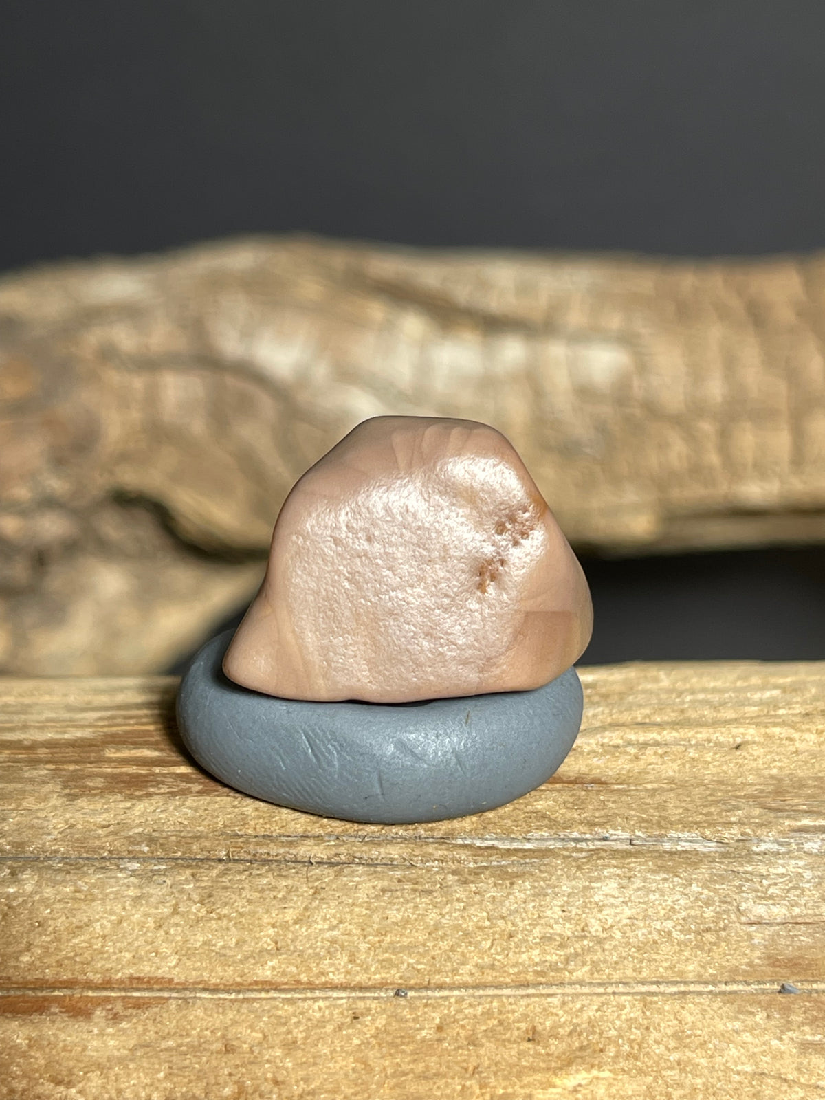 (1075)Natural Alxa Gobi Agate - Layered Banding with Cream and Gray Tones