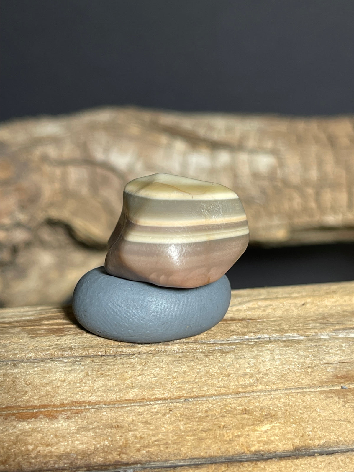 (1075)Natural Alxa Gobi Agate - Layered Banding with Cream and Gray Tones