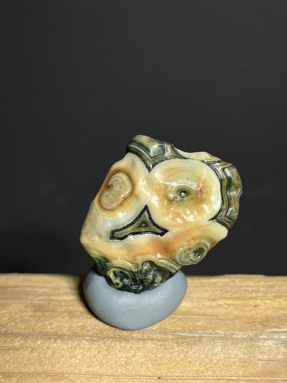 (1136) Natural Alxa Gobi Eye Agate Mimetolith— Face-Like Pattern Collector Specimen