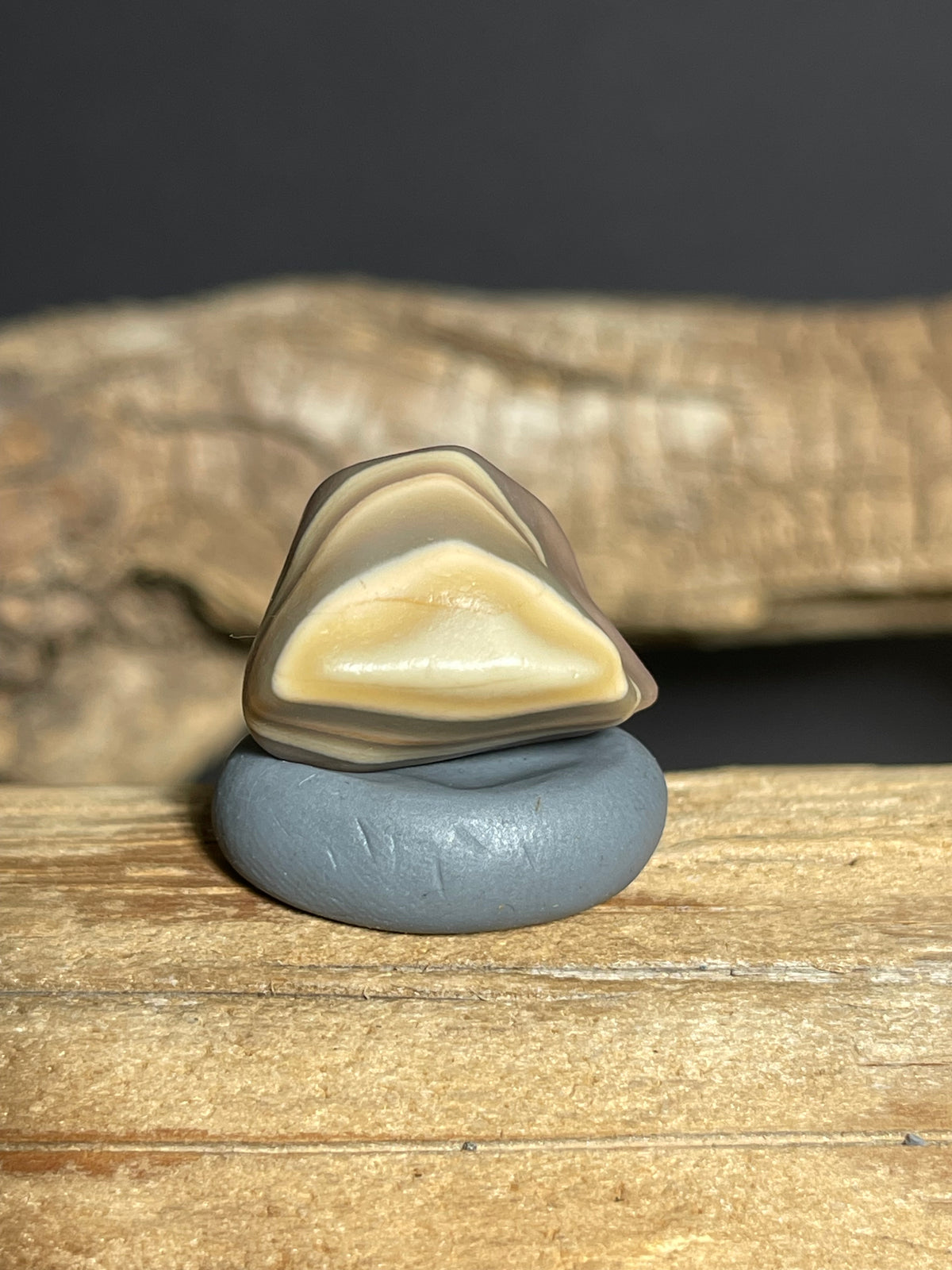 (1075)Natural Alxa Gobi Agate - Layered Banding with Cream and Gray Tones
