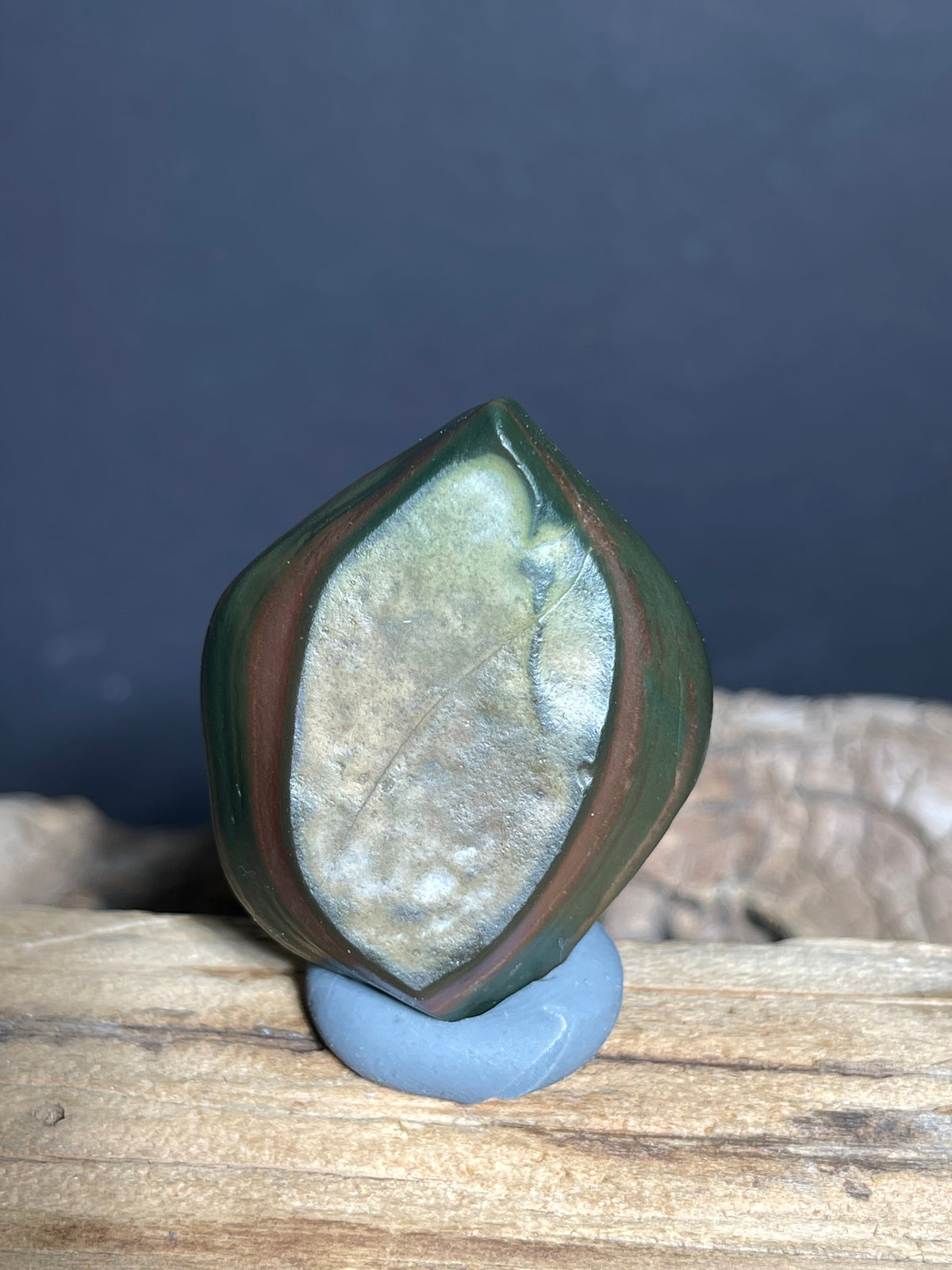 (1013)Natural Alxa Gobi Agate - Green Leaf-Shaped with layered Border