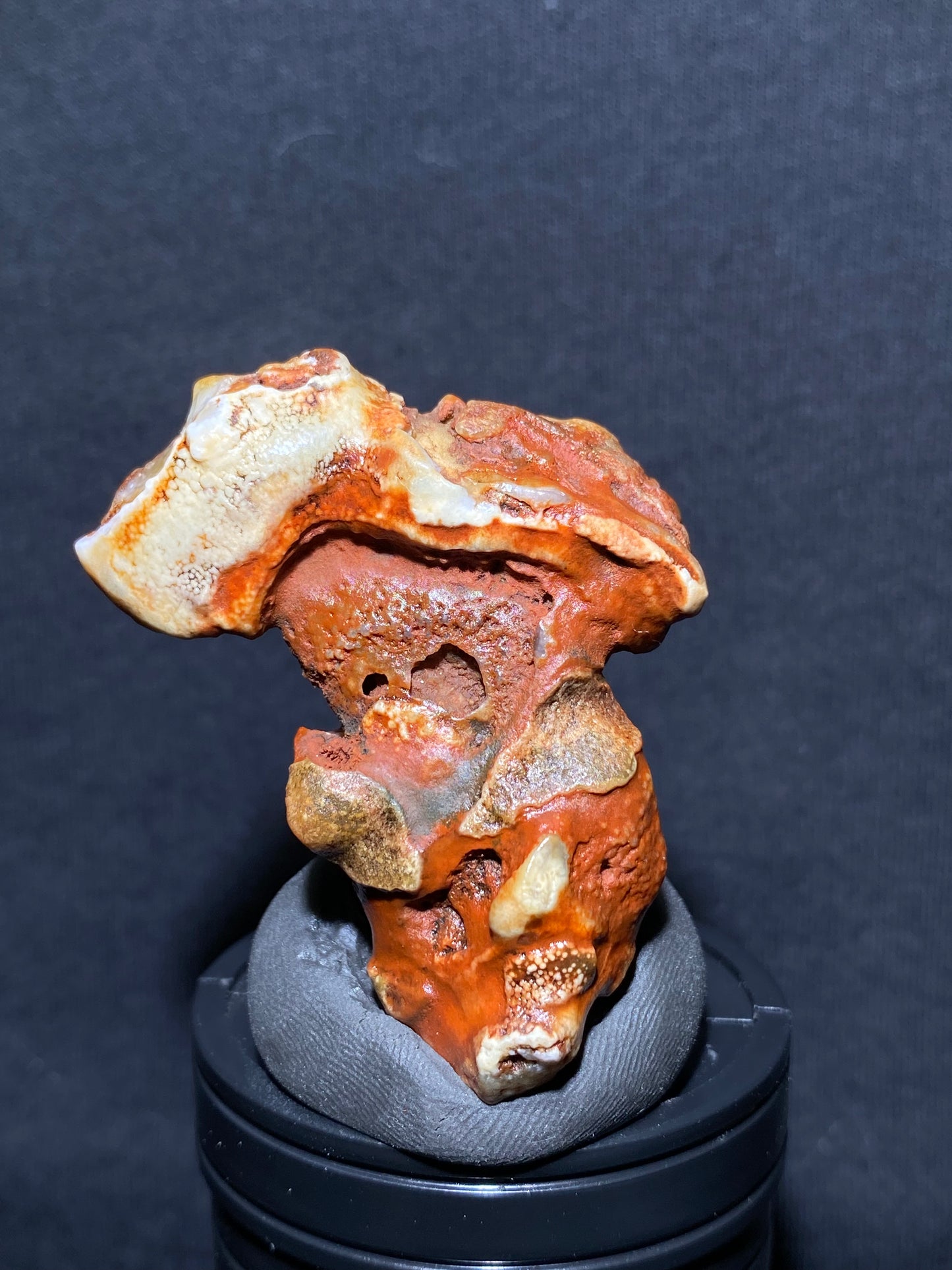 (1023)Alxa Desert Gobi eye Agate rough nature stone,Natural red Color Raw Stone from Inner Mongolia.