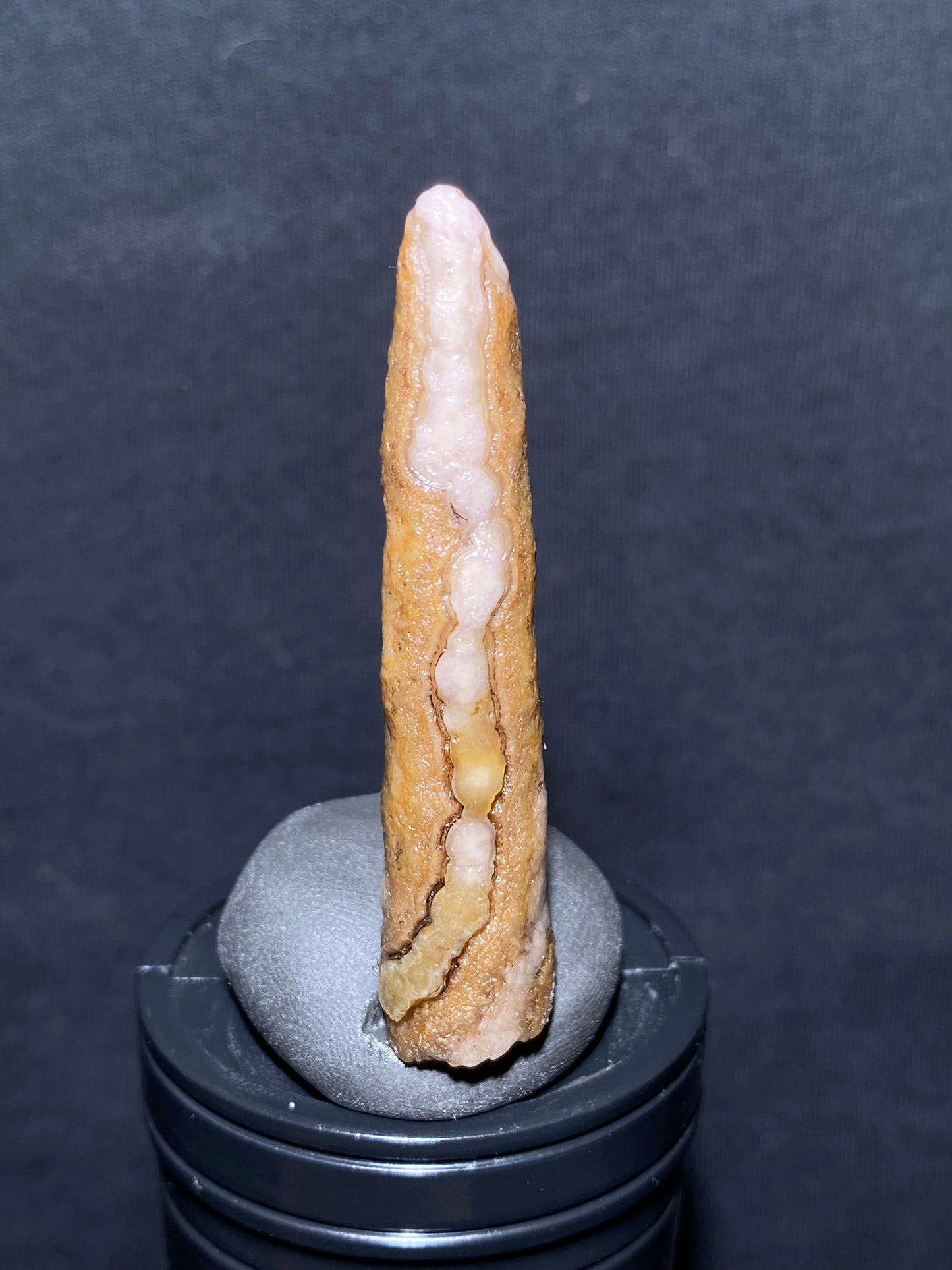 (1031)Alxa Desert Gobi eye Agate rough nature stone, Natural Color Raw Stone from Inner Mongolia.