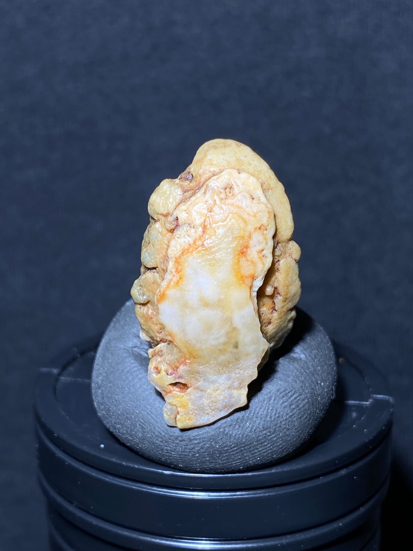 (1085)Alxa Gobi Desert eye Agate, rough nature stone,Natural Color Raw Stone from Inner Mongolia.