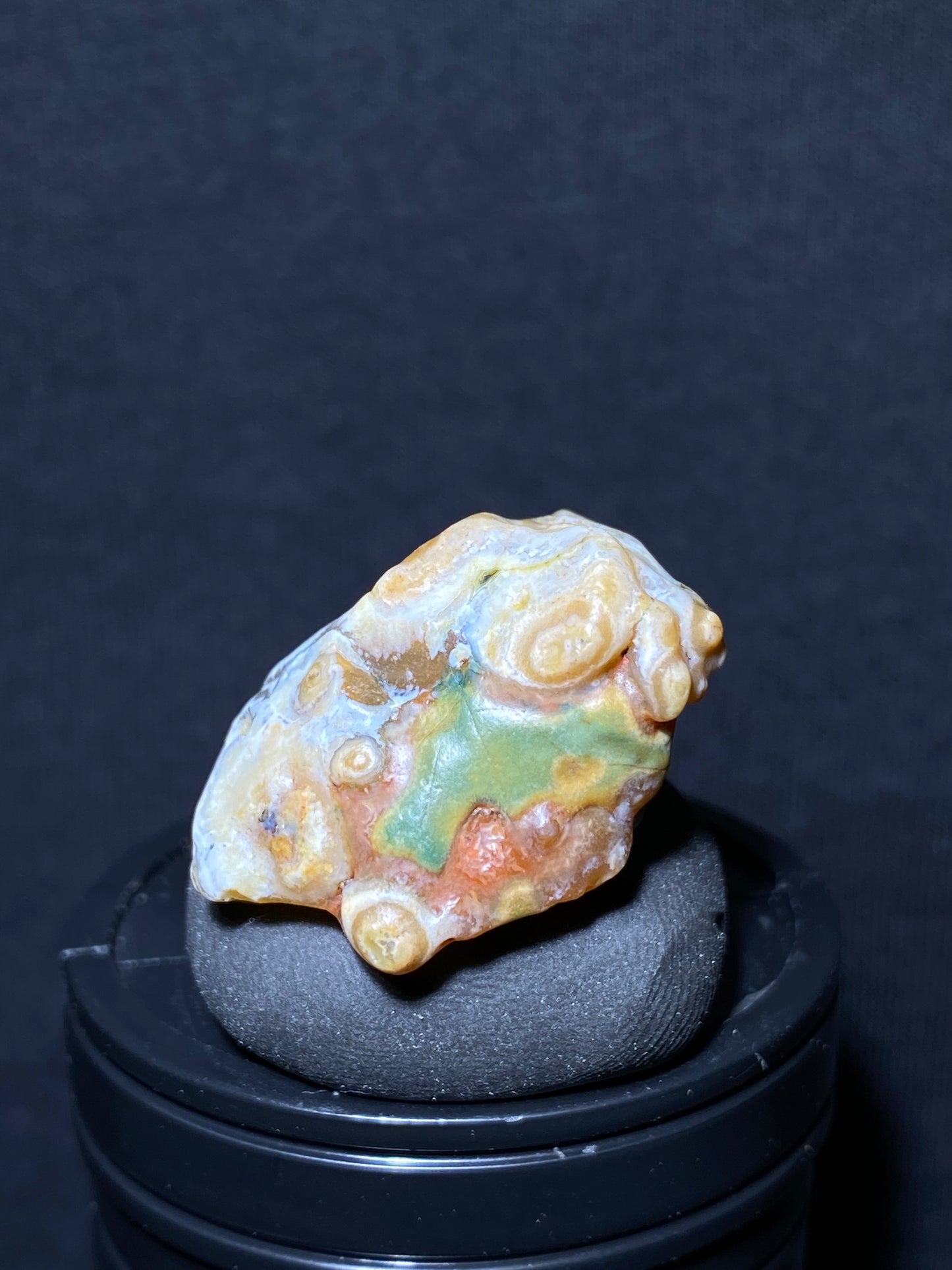 (1117)Alxa Desert Gobi eye Agate, rough nature stone,Natural red Color Raw Stone from Inner Mongolia.