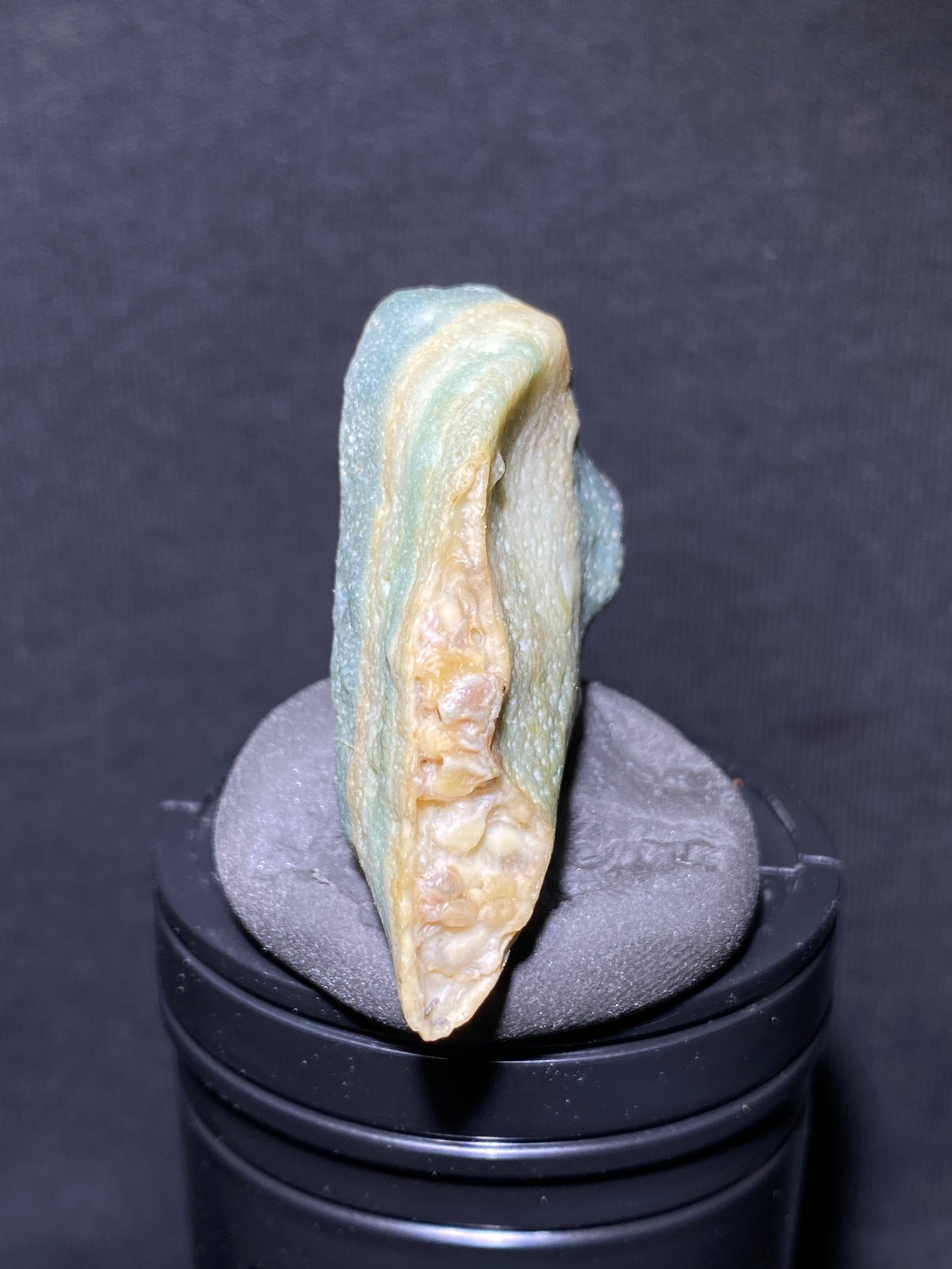 (1127) Alxa Gobi Desert Agate, rough nature stone,Natural Color Raw Stone from Inner Mongolia.