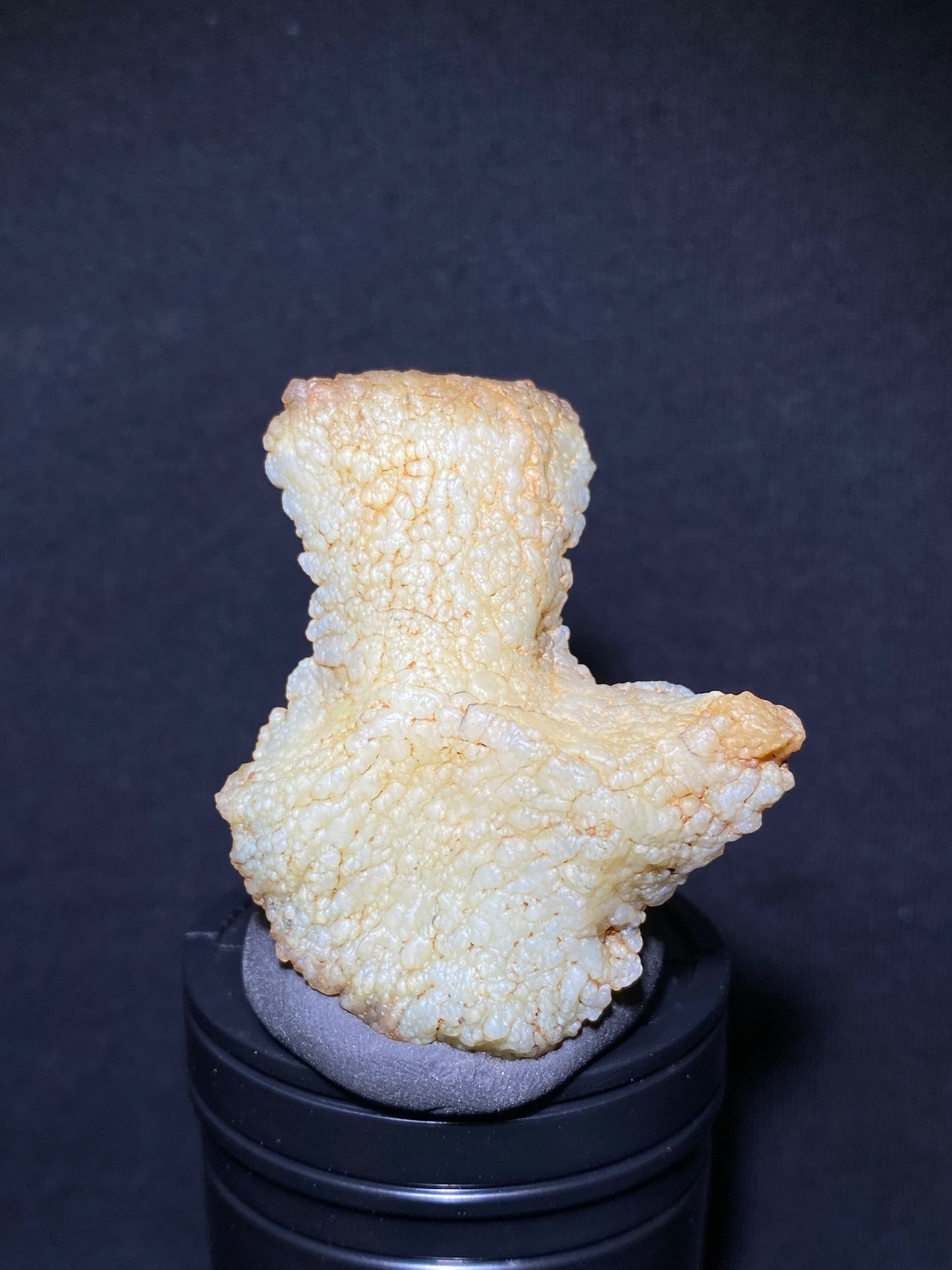 (1131)Alxa Gobi Desert Agate, rough nature stone, Resembling an animal, Natural Color Raw Stone from Inner Mongolia.